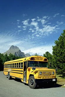 Drucke von Gelber Schulbus für Schüler auf Geologie-Feldtrip im Waterton-Gletscher-International-Peace-Park in den Rocky Mountain Nationalparks von Montana im Vereinigten Königreich Nordamerikas Verwandte Bilder Drucke: Gelber Schulbus