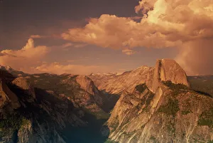 Joseyten Tal und der Halbdom-Punkt am Abend in dem Yosemite-Nationalpark