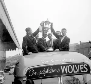 Wolverhampton Wanderers feiern den Sieg im FA-Cup-Parade mit Slater und Harris, die das Trophäenpaar in der Hand halten.