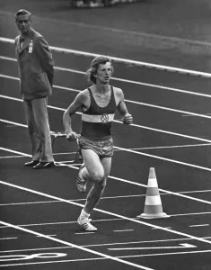 Deutscher Student Norbert Sudhaus stürmt in den Stadion als Scherz am Ende des Marathonlaufs bei den Olympischen Spielen von München 1972