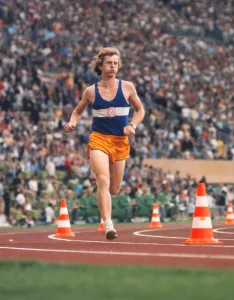 Deutscher Student Norbert Sudhaus stürmt in den Stadion als Scherz am Ende des Marathonlaufs bei den Olympischen Spielen von München 1972