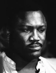 Drucke von Kampf um den Weltmeisterschaftstitel im Schwergewicht der Boxwelt (WBA) Titelfight: Leon Spinks gegen Muhammad Ali II - Besucher ist Joe Frazier Bilder Datiert 2015 August: Trainingsbesprechung Spinks-Ali II
