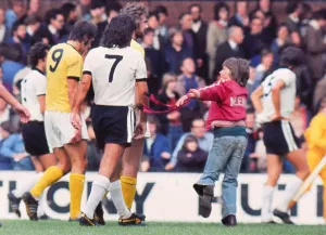 Ein junger Fan begrüßt George Best nach seinem Debüt für Fulham