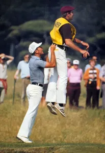 Classic Golf Moments Drucke: Gary Player and his caddy at the 1972 Open