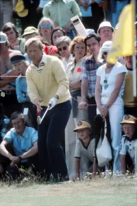 Classic Golf Moments Drucke: Jack Nicklaus chips during the final round of the 1977 Open
