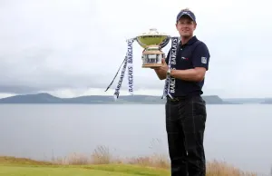 Drucke von Golf - Schottische Meisterschaft - Castle Stuart LinksLukas Donalddie mit dem Gewinn der Trophäe bei den Barclays Scottish Open im vierten Tag des Turniers. Ian MacNicol/Colorsport Bilder Von Golf Drucke: Schottischer Open 2011