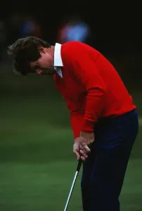 Drucke von Golf – Die Europäer verloren die Verteidigung der Weltmeisterschaft gegen den US-Team von Tom Watson im Jahr 1981 auf dem Walton Heath Golf Club mit einem Punktestand von 18,5:9,5 Die USA Siegen Mit Einem Rekordergebnis Von 18,5 Zu 9,5 Punkten über Europa In Walton Heath. Drucke: Tom Watson - 1981 Ryder Cup