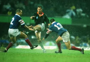 Rugby-Weltmeisterschaft Drucke: André Joubert schießt voran im Regen während der Halbfinalrunde des Weltcup-Rugby 1995
