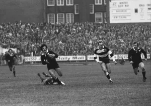 Bryan Williams macht den Versuch von Grant Batty gegen die Barbarian im Jahr 1973.