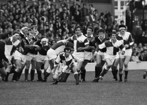 Gareth Edwards ist eine wahre Legende: Gareth Edwards gibt den Ball ab während des RFU-Centenarjahrspokals im Jahr 1970