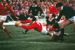 Gareth Edwards schießt seinen letzten Versuch für Wales im Jahr 1978 ab