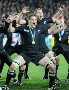 Rugby-Weltmeisterschaft Drucke: Ritchie McCaw führt eine Feierhaka nach dem Weltmeisterschaftsfinal