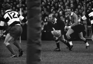 Mike Gibson Rugby Player Drucke: Sid Going on the ball for the All Blacks against the Barbarians in 1973