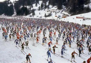 Drucke von Skischnelllauf – 1973 MarzialongaDer Start des berühmten Rennens im Trentiner Italien Es war die dritte Stagung des Rennens FIS-Weltcup- Und Olympiaaufnahmen Ab Den Späten 1960er Jahren Drucke: Die Marzialongas beginnen im Jahr 1973