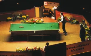 Alexander Higgins an der Tischseite im Finale des Benson und Hedging Meisters von 1981