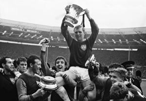 Der Kapitän von West Ham United, Bobby Moore, wird auf die Schultern seiner Mitspieler getragen nach dem Sieg im Jahr 1964 der FA Cup