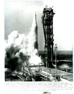 Der Atlas-Antares-Rakete trägt das Projekt-Fire-Schiff als sie von Kap Kennedy am 05. Mai 1965 startet