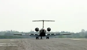 Drucke von Mærsk Air CRJ 700 auf Rollen aus Landeung am Rwy 15 in BHX, abgeschossen vom Flughafengrenzpunkt Flug Drucke: CRJ700