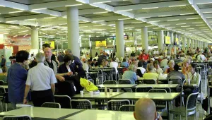Drucke von Der Abfahrtsbereich in Palma mit den Verkaufsstellen und Geschäften Flug Drucke: Departures