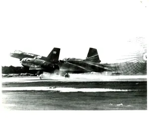 Lockheed SR-71 landet mit einem Fallschirm, um sich zu verlangsamen