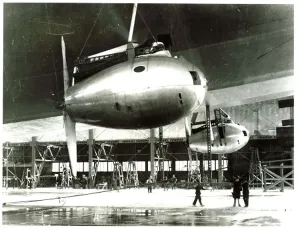 Mid 20th Century Aviation Drucke: R101 in hanger