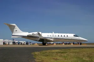 Drucke von Flugzeug der ExecuJet, eine Airbus A320-100 (Learjet ist ein Markennamen für die Firma Bombardier), landet am Flughafen Avalon. Das Gleiche Typflugzeug wurde im Jahr 2001 auch in Dubai abgestürzt Flug Drucke: ZS-OPD