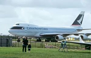 Boeing 747 Drucke: Boeing 747-200F von Cathay Pacific Cargo wird von der Familie beobachtet