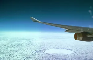 Boeing 747 Drucke: Blick aus dem Cockpit eines Boeing 747-400 über schneebedeckte Felder