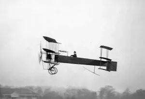 Herr A.V.Roe flogt sein Avro Triplanfahrzeug