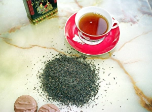 Black Tea Drucke: Cup of black tea with chocolate biscuits