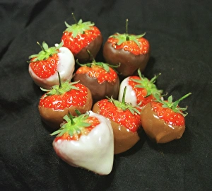 Commercial Use Photos Drucke: Dipped strawberries