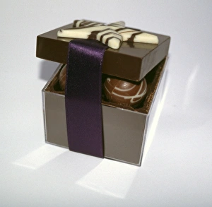 Colorful Easter Treats Drucke: Easter eggs in a chocolate box