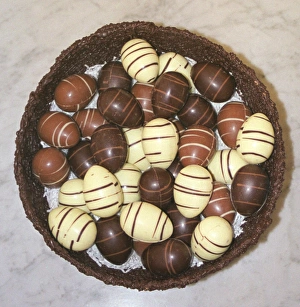 Spring Dessert Ideas Drucke: Mini Easter eggs in chocolate nest