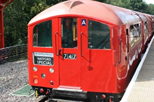 Alter Zug der Londoner U-Bahn in der Station Amersham