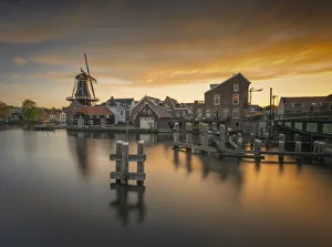 Die De Adriaan-Mühle in Haarlem im Bezirk Amsterdam der Stadtteil Papentorenweg am Randstandtal Nordholland