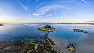 Drucke von Luftaufnahme über St. Michael's Rock vor Marazion nahe von Penzance in Kornwall im Vereinigten Königreich Berg Drucke: Luftaufnahme über St