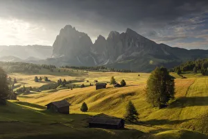 Die Alpenwiese und die Holzhütten im Dolomitgebirge Italiens