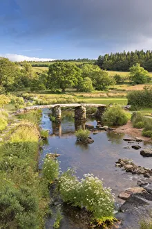 Devon England Landscapes Drucke: Ancient clapper bridge at Postbridge, Dartmoor National Park, Devon, England. Summer
