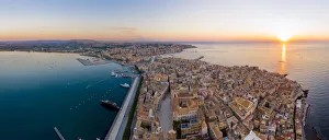Waterfront Sunset Scene Drucke: August 2020