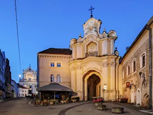 Eastern Europe Historic Sites Drucke: Basilian Gate to Monastery of the Holy Trinity, dawn, Old Town, Vilnius, Lithuania