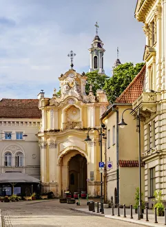 Tor zum Basilienkloster der Heiligen Dreifaltigkeit im Altstadtgebiet von Vilna Litauen