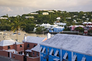 Drucke von Bermuda, Hamilton, Hafen von Hamilton mit bunten Häusern und Booten Hamilton Drucke: Bermuda, Hamilton