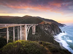 Bilder Datiert 2019 März: Brücke am Bixby Creek Road 14 der Küstenstraße von Kabelocean in Kalifornien