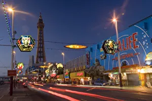 Schwarzwasser-Turm und Lichtinstallationen in Blackpool, Lancashire, England