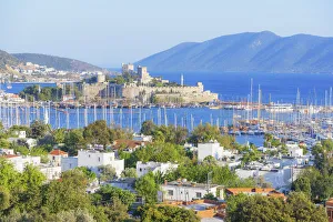Bodrum mit erhöhter Aussicht; Bodum in der Provinz Muğla im Lande Türkei