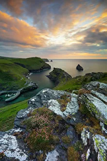 Die Klippen von Boscastle am Sonnenuntergang in Boscastle mit Forraburry und Minster im Kornwalen im Vereinigten Königreich