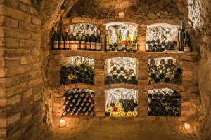 Drucke von Flaschen Wein aneinander angeordnet im alten Weinkeller in Vrbice, Bezirk Breclav, Südmährische Region und der Tschechischen Republik Tschechische Republik Drucke: Flaschen Wein im alten Weinkeller von Vrbice im Bezirk Breclaw in der Südmährischen Region Süd-Mähren Tschechien