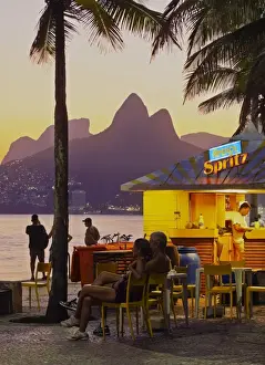 Drucke von Braziil, Stadt von Rio de Janeiro, Strandbar an der Ipanema-Bucht mit Blick auf den Morro Dos Irmas Südamerikanische Kunstdrucke: Brasil, Stadt von Rio de Janeiro, Strandbar an der Ipanema-Bucht mit Blick auf das