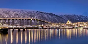 Drucke von Brücke und Arktiskathedrale in Tromsø, Norwegen Norwegen Drucke: Brücke und Arktis-Kathedrale in Tromsø, Norwegen