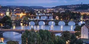 Drucke von Brücken über den Fluss Vltava gegenüber dem Himmel aus der Sicht des Letnabergparks bei Nacht in Prag, Böhmen, Tschechische Republik Tschechische Republik Drucke: Brücken über den Fluss Vltava gegen das Gesicht des Himmels im Licht der Nacht aus dem Letnaberg gesehen in Prag